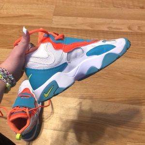 I’m selling a pair of boys Nike airs size 4Y teal + coral color